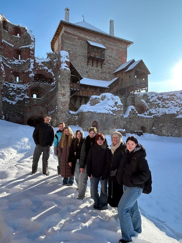 Gruppennbild vor Burg angepasst