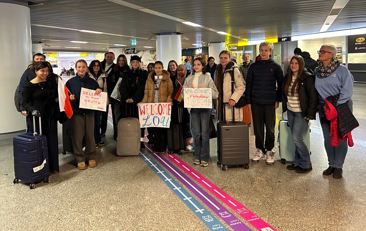 Gruppenbild Flughafen Schilder