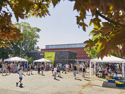 Ausgelassene Stimmung auf dem FlieKü-Fest an der KKS mit Commune 6x3